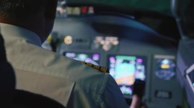 Kaptan olduğunu denetler uçak, arka görüş.