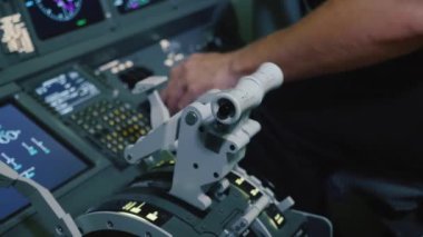 Anahtarları bir uçak uçuş güvertesinde paneli. Pilot uçak kontrol eder..