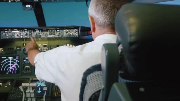 El capitán controla el avión, vista trasera. . — Vídeos de Stock