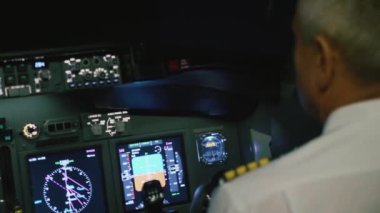 Kaptan olduğunu denetler uçak, arka görüş.
