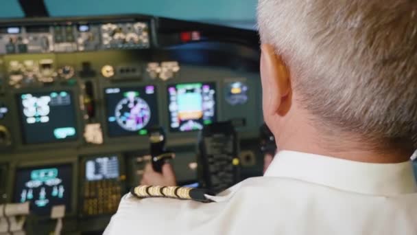 Καπετάνιος είναι ελέγχει το αεροπλάνο, η πίσω όψη. — Αρχείο Βίντεο