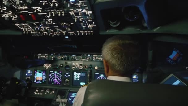 Captain is controls the airplane, rear view. — Stock Video