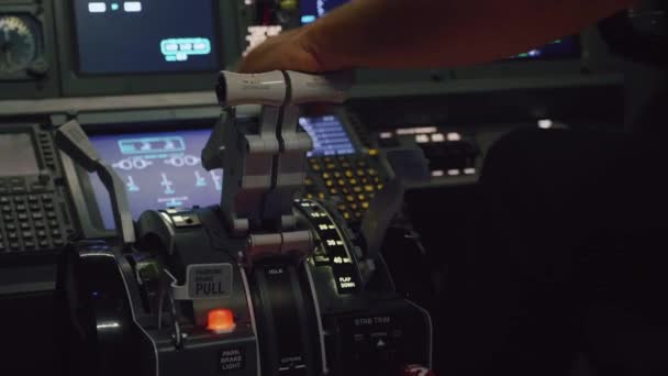Пілот тримає руку на ручці важеля тяги для управління двигуном авіалайнера . — стокове відео