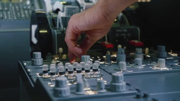 Panel de interruptores en la cabina de vuelo de una aeronave. Piloto controla la aeronave . — Vídeo de stock