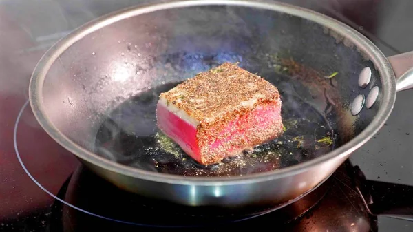 Жареная рыба, филе марлина на раскаленной сковороде . — стоковое фото