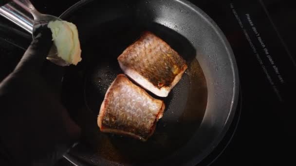 Gebratener Fisch, zwei Stücke Lobanfilet auf der dampfenden Pfanne. — Stockvideo