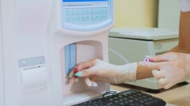 Makine içinde hayvan hastalıklarıyla ilgili laboratuvar testleri kan yakın çekim shot