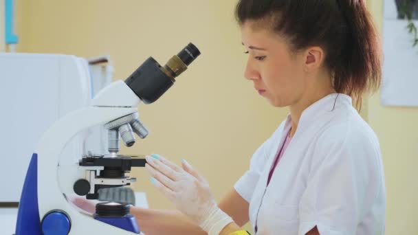 年轻有吸引力的兽医工作者在手套使用显微镜测试动物血样 兽医看显微镜 — 图库视频影像