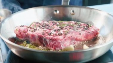 Baharat ve otlar pan, yakın çekim kızartma tıslama et biftek