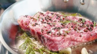 Baharat ve otlar pan, yakın çekim kızartma tıslama et biftek