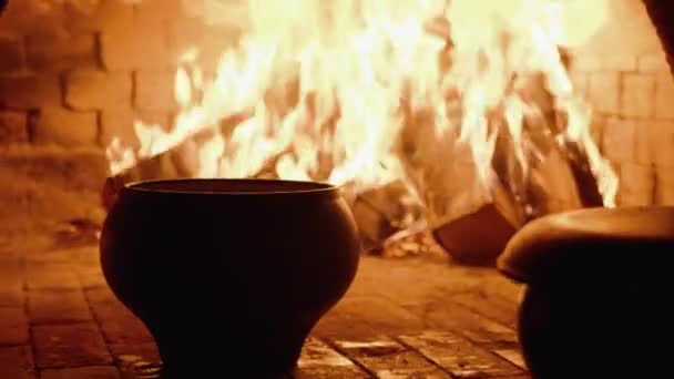 Tradiční ruské kamna s vařením potravin na dřevě v hliněný hrnec — Stock video