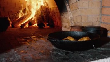 Geleneksel Rus ile yemek yemek güveç içinde odun sobası