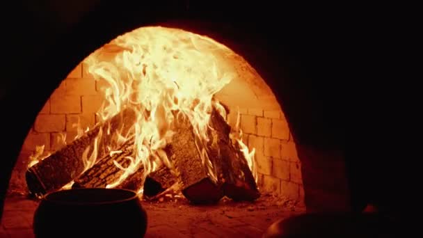 传统俄罗斯炉灶在木制的木材上烹调食物 — 图库视频影像