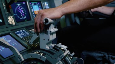 Motor kontrol uçağının itme kolu tanıtıcı üzerinde elini tutarak pilot.