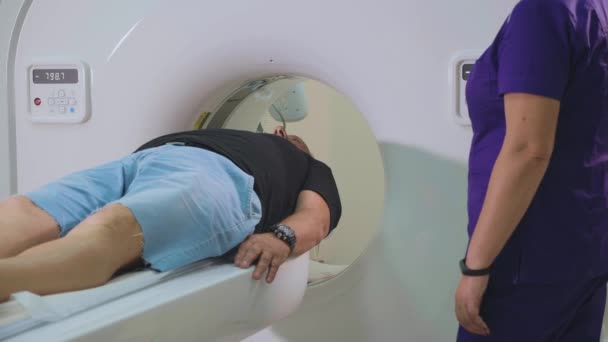 Il paziente anziano viene sottoposto a scansione tramite risonanza magnetica, scanner CT presso il moderno ospedale . — Video Stock