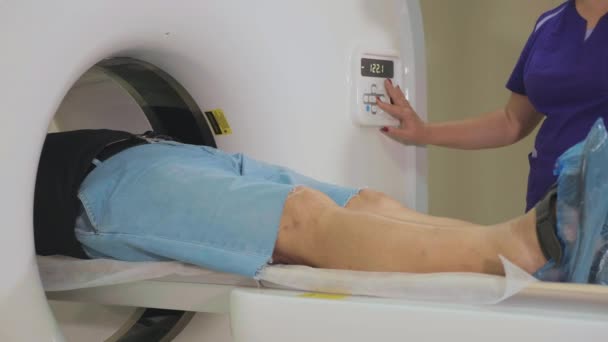 Paciente idoso é digitalizado por ressonância magnética, tomógrafo no hospital moderno . — Vídeo de Stock