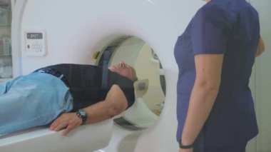 Yaşlı hasta MRI, Ct tarayıcı modern Hastanesi tarafından taranır.