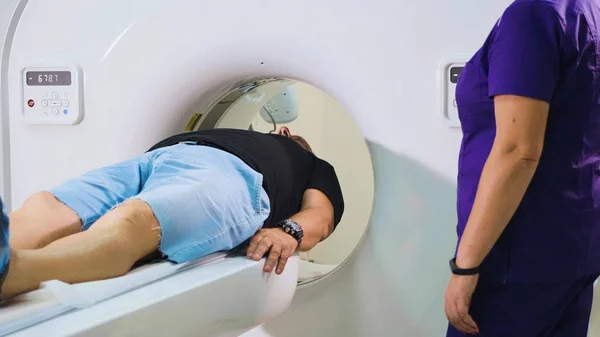 Pacjenta w podeszłym wieku jest skanowany przez Mri, Ct scanner w nowoczesny szpital. — Zdjęcie stockowe