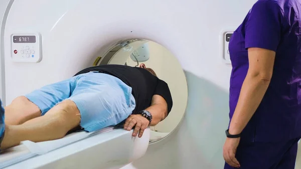 Yaşlı hasta MRI, Ct tarayıcı modern Hastanesi tarafından taranır.