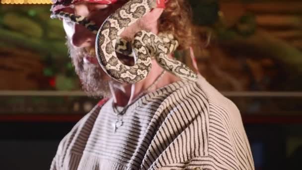 Serpent sur le visage des hommes. Vidéo terrible avec des serpents dans le rôle d'animaux domestiques . — Video