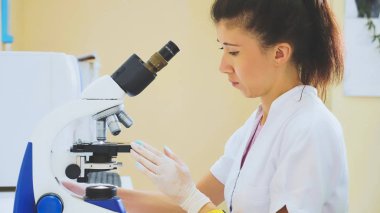 Hayvan hastalıklarıyla ilgili alt hayvanların kan örnekleri test etmek için mikroskop kullanarak