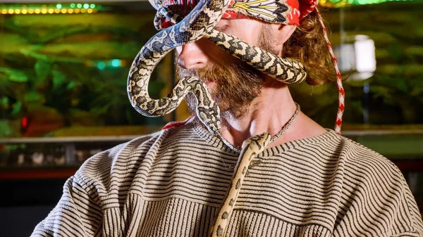 Snake on the mans face. Terrible video with snakes in role of domestic pets. — Stock Photo, Image