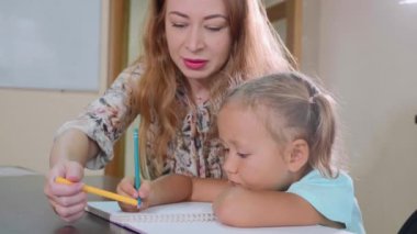 Küçük şirin kız öğretmen egzersiz kitap ile sınıf ve çalışmalar oturur