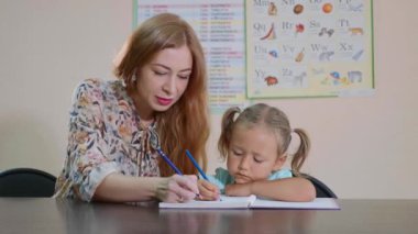 Küçük şirin kız öğretmen egzersiz kitap ile sınıf ve çalışmalar oturur