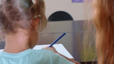 Küçük şirin kız öğretmen egzersiz kitap ile sınıf ve çalışmalar oturur