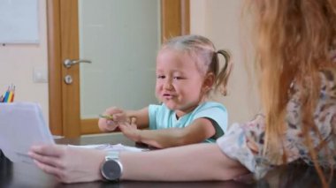 Psikolojik test sevimli küçük kız.