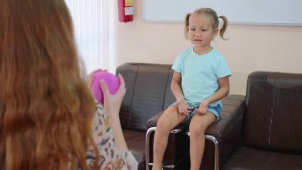 Psycholog testování dítě holčička během míčové hry — Stock video