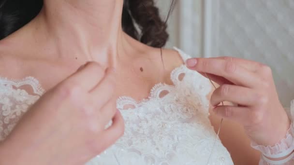 Невеста носит ожерелье, крупным планом в замедленной съемке — стоковое видео