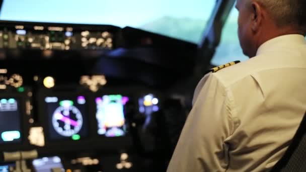 Kapten mengendalikan pesawat, pandangan belakang . — Stok Video