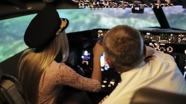 Η νεαρή ξανθιά γυναίκες ελέγχει το επιβατικό αεροπλάνο — Αρχείο Βίντεο