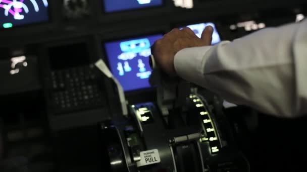 Capitão é controla o avião, visão traseira . — Vídeo de Stock