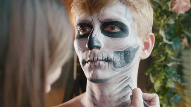 Make-up artist makes the guy halloween make up. Halloween male face art. — Stock Video