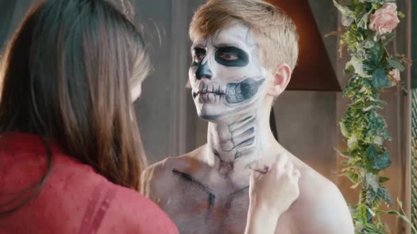 Make-up artist gör killen halloween gör upp. Halloween manliga ansikte konst. — Stockvideo