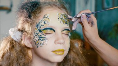 Kalıcı makyaj sanatçı olun kız yüz sanat.