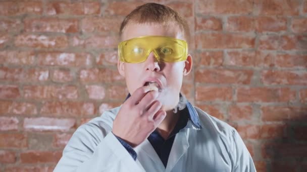 Божевільний вчений їсть заморожену поп-кукурудзу — стокове відео