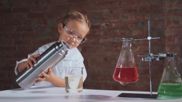 Schattig kind onderzoeker voert een experiment met vloeibare stikstof — Stockvideo