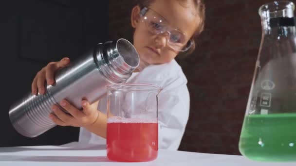 Carino bambino ricercatore sta conducendo un esperimento con azoto liquido — Video Stock