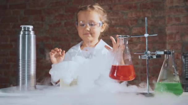 Lindo niño investigador está llevando a cabo un experimento con nitrógeno líquido — Vídeo de stock