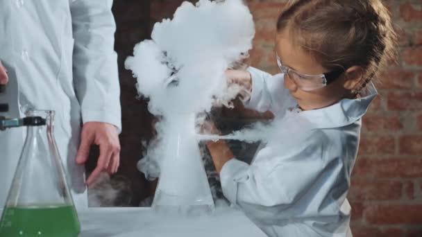 Милый детский исследователь проводит эксперимент с жидким азотом — стоковое видео