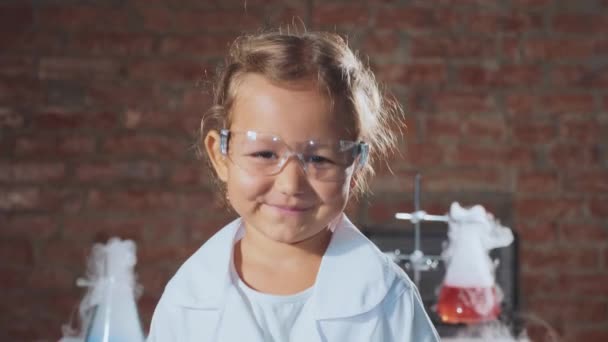 Porträt Eines Jungen Lächelnden Wissenschaftlermädchens Einem Chemielabor Nettes Vorschulmädchen Uniform — Stockvideo