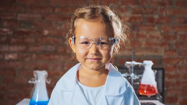 Portret młodej dziewczyny dziecko uśmiechający się naukowiec, w laboratorium chemiczne. — Zdjęcie stockowe