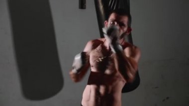 Erkek boxer gölge boks antreman sakallı.