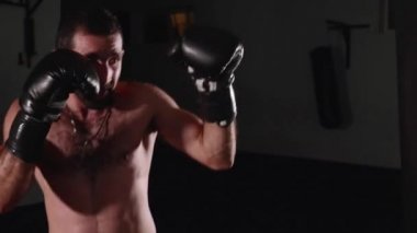 Yapma adam boksör boks torbasına vurur. Kapalı eğitim avcı