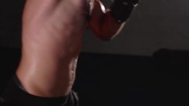 Yapma adam boksör boks torbasına vurur. Kapalı eğitim avcı