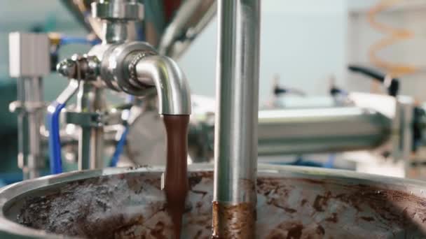 Alla fabbrica di cioccolato versando il cioccolato, primo piano — Video Stock