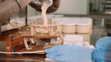 Fındık ezmesi fabrika - faz doldurma. Fındık krema koyar cam kavanoz yakın çekim